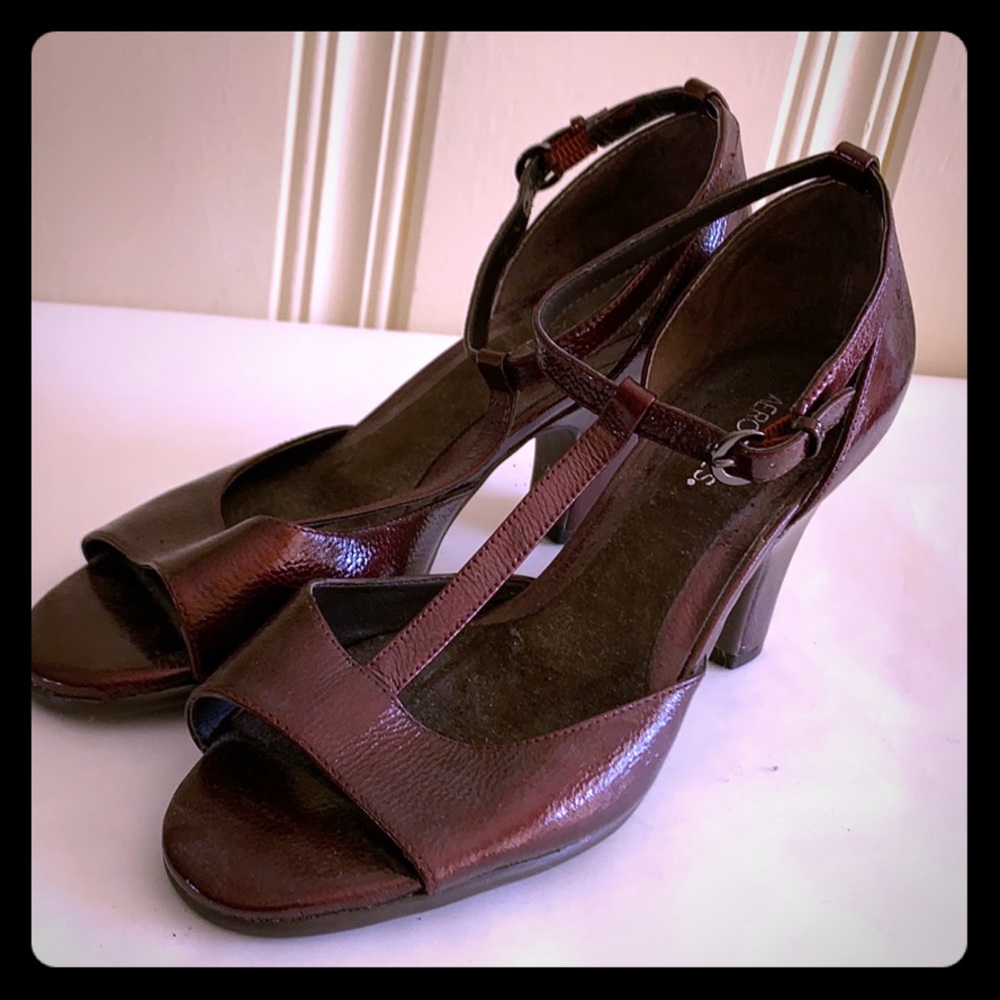 Wine colored t strap Cush heels